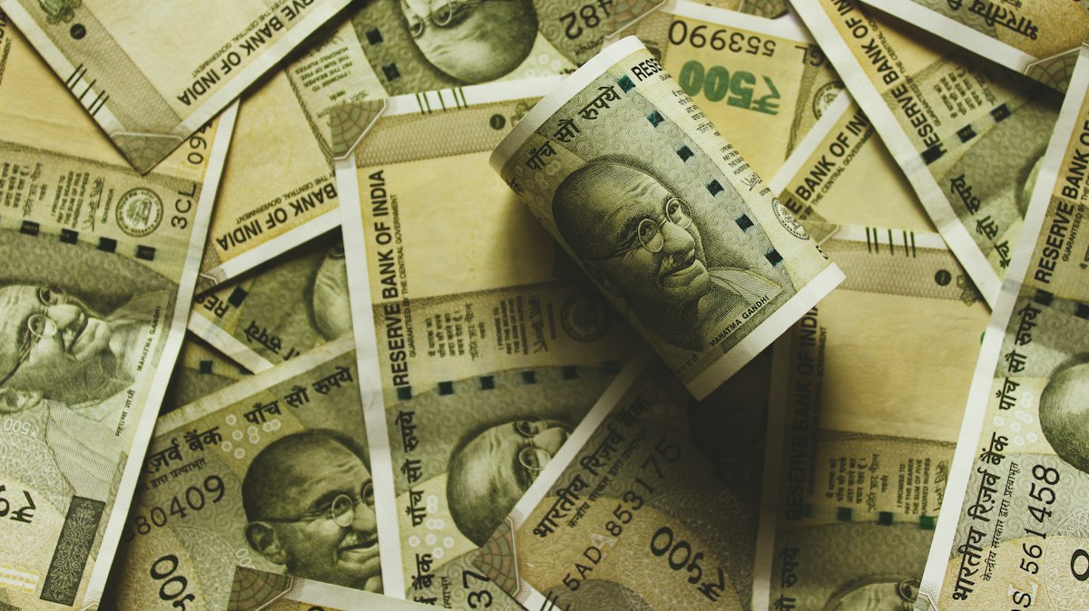 Setumpuk uang kertas rupee India