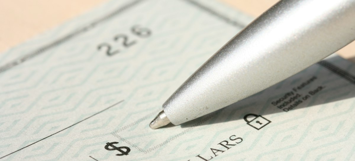 Dolar çizgisinin yanında duran bir çek üzerinde kalem