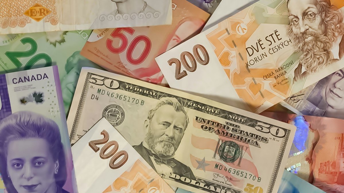 Uang kertas internasional termasuk dolar AS, pound Inggris, dan koruna Ceko