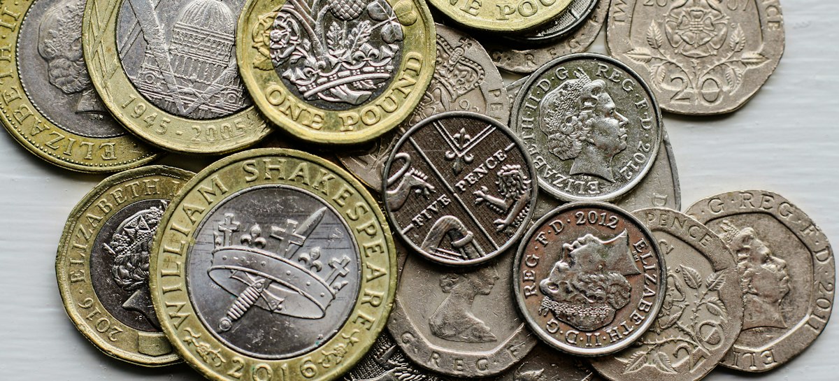 Setumpuk koin Inggris di atas meja